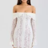 Sadie Vintage Kremowa mini sukienka z kwiatową koronką i odkrytymi ramionami Sadie Vintage Kremowa mini sukienka z kwiatową koronką i odkrytymi ramionami