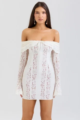 Sadie Vintage Kremowa mini sukienka z kwiatową koronką i odkrytymi ramionami Sadie Vintage Kremowa mini sukienka z kwiatową koronką i odkrytymi ramionami