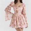 Sancia – angielska sukienka mini w stylu vintage z nadrukiem róż i bufiastymi rękawami Sancia – angielska sukienka mini w stylu vintage z nadrukiem róż i bufiastymi rękawami