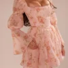 Sancia – angielska sukienka mini w stylu vintage z nadrukiem róż i bufiastymi rękawami Sancia – angielska sukienka mini w stylu vintage z nadrukiem róż i bufiastymi rękawami