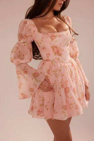 Sancia – angielska sukienka mini w stylu vintage z nadrukiem róż i bufiastymi rękawami Sancia – angielska sukienka mini w stylu vintage z nadrukiem róż i bufiastymi rękawami