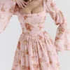 Sancia – angielska sukienka mini w stylu vintage z nadrukiem róż i bufiastymi rękawami Sancia – angielska sukienka mini w stylu vintage z nadrukiem róż i bufiastymi rękawami