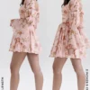 Sancia – angielska sukienka mini w stylu vintage z nadrukiem róż i bufiastymi rękawami Sancia – angielska sukienka mini w stylu vintage z nadrukiem róż i bufiastymi rękawami