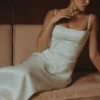 Satynowa sukienka maxi „Anabella” w kolorze kości słoniowej z wiązaniem na górze Satynowa sukienka maxi „Anabella” w kolorze kości słoniowej z wiązaniem na górze