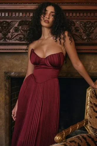 Satynowa sukienka maxi Marcella Berry z plisami Satynowa sukienka maxi Marcella Berry z plisami