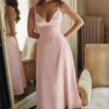 Satynowa sukienka midi o kroju litery A w kolorze Tiffany Parisian Pink Satynowa sukienka midi o kroju litery A w kolorze Tiffany Parisian Pink