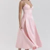 Satynowa sukienka midi o kroju litery A w kolorze Tiffany Parisian Pink Satynowa sukienka midi o kroju litery A w kolorze Tiffany Parisian Pink