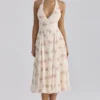 Solada – sukienka midi z dekoltem halter z georgette w kolorze kości słoniowej z nadrukiem w stylu vintage Solada – sukienka midi z dekoltem halter z georgette w kolorze kości słoniowej z nadrukiem w stylu vintage