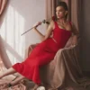 Spódnica midi Colette Scarlet z satyny z niskim stanem
