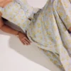 Spódnica midi Cora z miękkiej bawełny w niebieski kwiatowy wzór w stylu vintage Spódnica midi Cora z miękkiej bawełny w niebieski kwiatowy wzór w stylu vintage