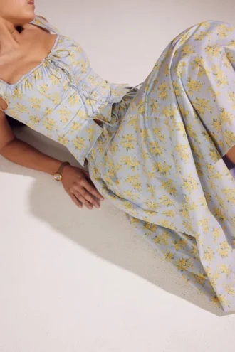 Spódnica midi Cora z miękkiej bawełny w niebieski kwiatowy wzór w stylu vintage