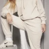 Bluza z kapturem Halo w kolorze owsianym z bawełnianym polarem pod spodem Bluza z kapturem Halo w kolorze owsianym z bawełnianym polarem pod spodem
