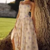 Sukienka letnia midi Ysabella w kolorze kości słoniowej z bawełny w kwiatowy wzór Sweet Peony Sukienka letnia midi Ysabella w kolorze kości słoniowej z bawełny w kwiatowy wzór Sweet Peony