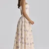 Sukienka letnia midi Ysabella w kolorze kości słoniowej z bawełny w kwiatowy wzór Sweet Peony Sukienka letnia midi Ysabella w kolorze kości słoniowej z bawełny w kwiatowy wzór Sweet Peony