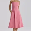 Sukienka letnia midi z bawełny w kolorze malinowym Dolly Sukienka letnia midi z bawełny w kolorze malinowym Dolly