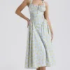 Sukienka letnia midi z bawełny w stylu vintage z delikatnym niebieskim kwiatowym nadrukiem Sukienka letnia midi z bawełny w stylu vintage z delikatnym niebieskim kwiatowym nadrukiem