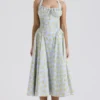 Sukienka letnia midi z bawełny w stylu vintage z delikatnym niebieskim kwiatowym nadrukiem Sukienka letnia midi z bawełny w stylu vintage z delikatnym niebieskim kwiatowym nadrukiem
