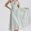 Sukienka letnia midi z bawełny w stylu vintage z delikatnym niebieskim kwiatowym nadrukiem Sukienka letnia midi z bawełny w stylu vintage z delikatnym niebieskim kwiatowym nadrukiem