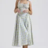 Sukienka letnia midi z bawełny w stylu vintage z delikatnym niebieskim kwiatowym nadrukiem Sukienka letnia midi z bawełny w stylu vintage z delikatnym niebieskim kwiatowym nadrukiem