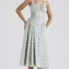 Sukienka letnia midi z bawełny w stylu vintage z delikatnym niebieskim kwiatowym nadrukiem Sukienka letnia midi z bawełny w stylu vintage z delikatnym niebieskim kwiatowym nadrukiem