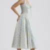 Sukienka letnia midi z bawełny w stylu vintage z delikatnym niebieskim kwiatowym nadrukiem Sukienka letnia midi z bawełny w stylu vintage z delikatnym niebieskim kwiatowym nadrukiem