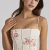 Sukienka Letnia Ysabella w kolorze kości słoniowej z nadrukiem Vintage Rose Sukienka Letnia Ysabella w kolorze kości słoniowej z nadrukiem Vintage Rose