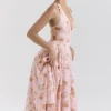 Sukienka letnia z dekoltem halter z żorżety w angielski wzór vintage w róże Sukienka letnia z dekoltem halter z żorżety w angielski wzór vintage w róże