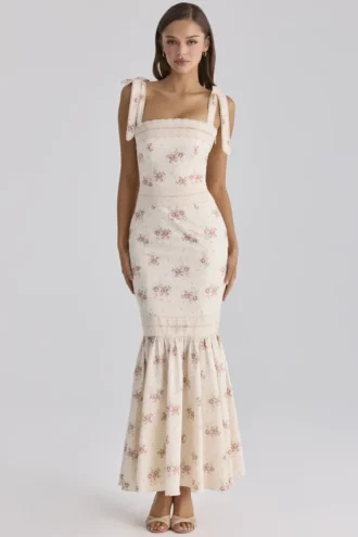 Sukienka maxi Alessina w kolorze kości słoniowej z nadrukiem Vintage Rose, wykonana z bawełny i koronki Sukienka maxi Alessina w kolorze kości słoniowej z nadrukiem Vintage Rose, wykonana z bawełny i koronki
