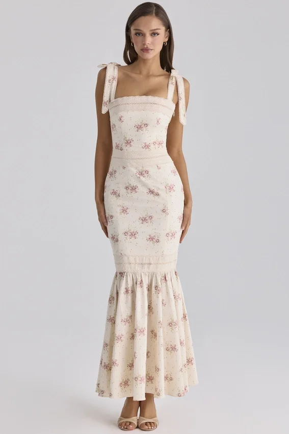 Sukienka maxi Alessina w kolorze kości słoniowej z nadrukiem Vintage Rose, wykonana z bawełny i koronki Sukienka maxi Alessina w kolorze kości słoniowej z nadrukiem Vintage Rose, wykonana z bawełny i koronki