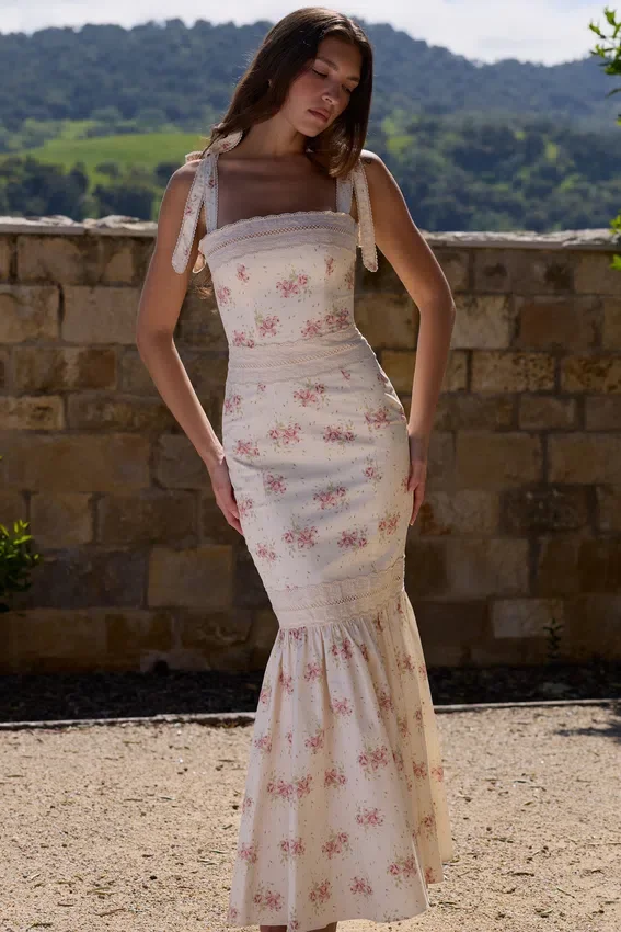 Sukienka maxi Alessina w kolorze kości słoniowej z nadrukiem Vintage Rose, wykonana z bawełny i koronki Sukienka maxi Alessina w kolorze kości słoniowej z nadrukiem Vintage Rose, wykonana z bawełny i koronki