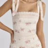 Sukienka maxi Alessina w kolorze kości słoniowej z nadrukiem Vintage Rose, wykonana z bawełny i koronki Sukienka maxi Alessina w kolorze kości słoniowej z nadrukiem Vintage Rose, wykonana z bawełny i koronki