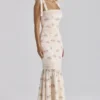 Sukienka maxi Alessina w kolorze kości słoniowej z nadrukiem Vintage Rose, wykonana z bawełny i koronki Sukienka maxi Alessina w kolorze kości słoniowej z nadrukiem Vintage Rose, wykonana z bawełny i koronki