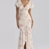 Sukienka maxi Amina w kolorze kości słoniowej z nadrukiem Vintage Rose z żorżety Sukienka maxi Amina w kolorze kości słoniowej z nadrukiem Vintage Rose z żorżety