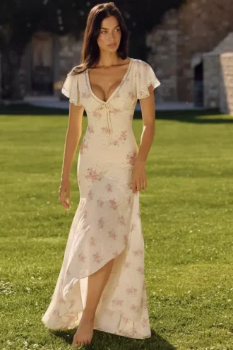 Sukienka maxi Amina w kolorze kości słoniowej z nadrukiem Vintage Rose z żorżety Sukienka maxi Amina w kolorze kości słoniowej z nadrukiem Vintage Rose z żorżety