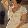 Sukienka maxi Amina w kolorze kości słoniowej z nadrukiem Vintage Rose z żorżety Sukienka maxi Amina w kolorze kości słoniowej z nadrukiem Vintage Rose z żorżety