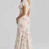 Sukienka maxi Amina w kolorze kości słoniowej z nadrukiem Vintage Rose z żorżety Sukienka maxi Amina w kolorze kości słoniowej z nadrukiem Vintage Rose z żorżety