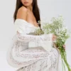 Sukienka maxi Belle Vintage w kremowe kwiatowe wzory z odkrytymi ramionami Sukienka maxi Belle Vintage w kremowe kwiatowe wzory z odkrytymi ramionami