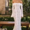 Sukienka maxi Belle Vintage w kremowe kwiatowe wzory z odkrytymi ramionami Sukienka maxi Belle Vintage w kremowe kwiatowe wzory z odkrytymi ramionami