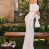 Sukienka maxi Belle Vintage w kremowe kwiatowe wzory z odkrytymi ramionami Sukienka maxi Belle Vintage w kremowe kwiatowe wzory z odkrytymi ramionami