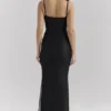 Sukienka maxi „Calla” z czarnymi perłowymi zdobieniami Sukienka maxi „Calla” z czarnymi perłowymi zdobieniami