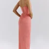 Sukienka maxi Carmella w kolorze koralowym, zdobiona ręcznie wyszywanymi koralikami Sukienka maxi Carmella w kolorze koralowym, zdobiona ręcznie wyszywanymi koralikami