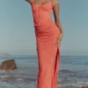 Sukienka maxi Carmella w kolorze koralowym, zdobiona ręcznie wyszywanymi koralikami Sukienka maxi Carmella w kolorze koralowym, zdobiona ręcznie wyszywanymi koralikami