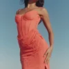 Sukienka maxi Carmella w kolorze koralowym, zdobiona ręcznie wyszywanymi koralikami Sukienka maxi Carmella w kolorze koralowym, zdobiona ręcznie wyszywanymi koralikami