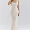 Sukienka maxi Dara w kolorze ecru z haftem w róże Sukienka maxi Dara w kolorze ecru z haftem w róże