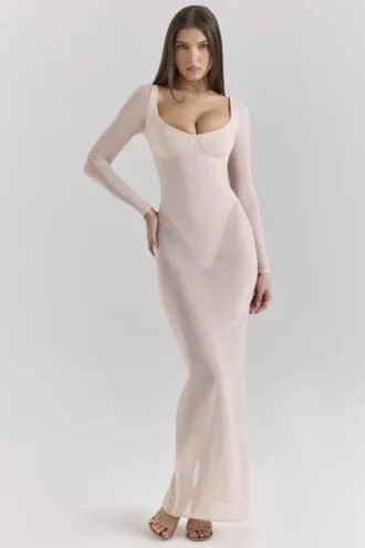 Sukienka maxi Everly z siateczki w kolorze pudrowym z wbudowanym Body