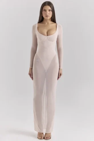 Sukienka maxi Everly z siateczki w kolorze pudrowym z wbudowanym Body