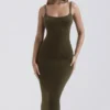 Sukienka maxi Fayette z miękkiej, puszystej dzianiny w kolorze khaki Sukienka maxi Fayette z miękkiej, puszystej dzianiny w kolorze khaki