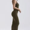 Sukienka maxi Fayette z miękkiej, puszystej dzianiny w kolorze khaki Sukienka maxi Fayette z miękkiej, puszystej dzianiny w kolorze khaki