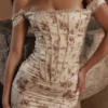 Sukienka maxi Isis Vintage w kremowy kwiatowy wzór z gorsetem