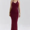 Sukienka maxi Thalina w kolorze wina z drapowanym dekoltem typu halter